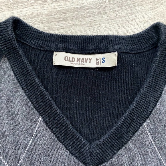 2 Old Navy V-neck Sweaters - Picture 12 of 12